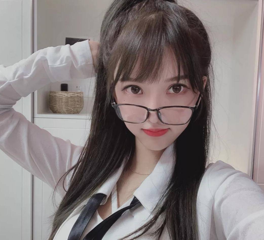 168w粉女主播反驳:搞笑,现在2000能干啥