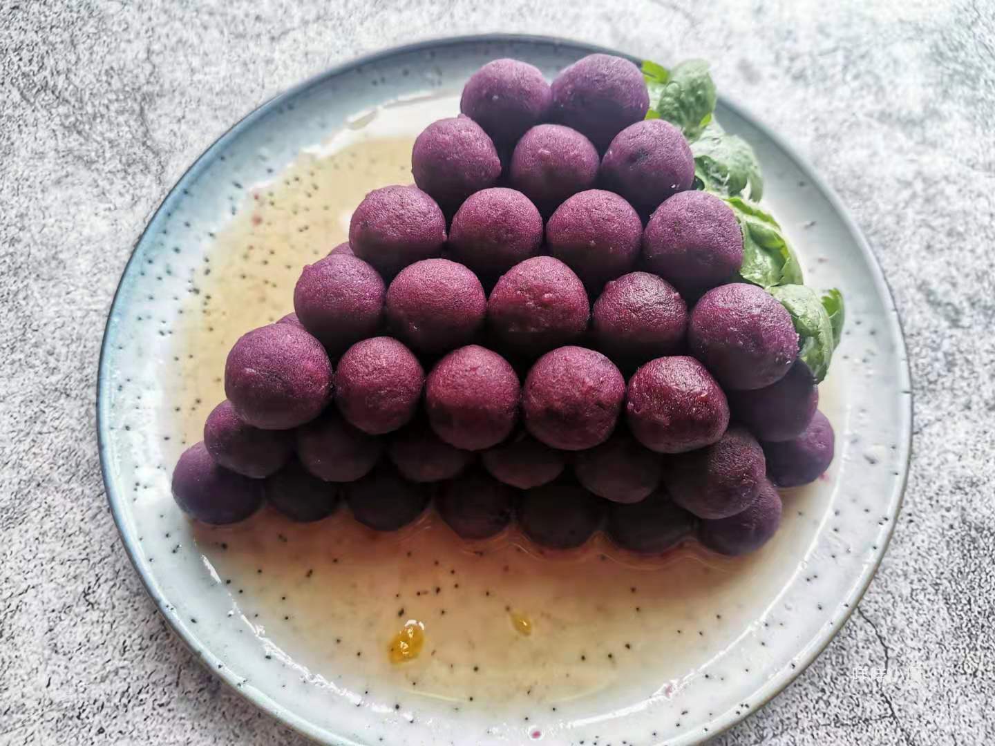 一盘漂亮香甜的假葡萄,作年夜饭上的小甜点,最招孩子女人喜欢了_蜂蜜