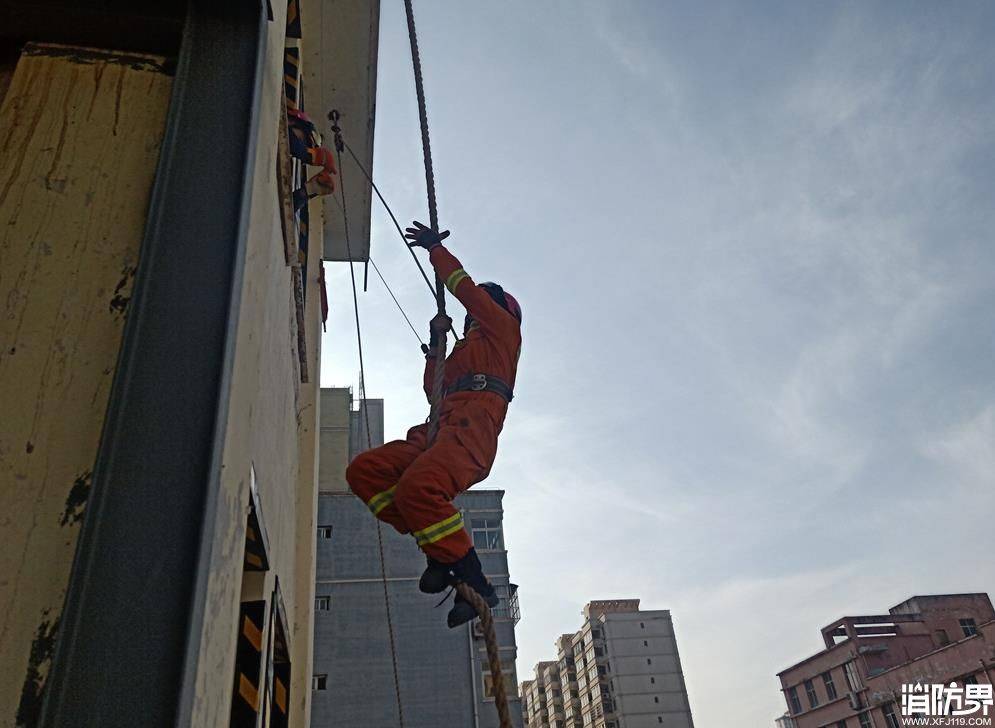 成县河东消防救援站组织开展绳索攀爬训练