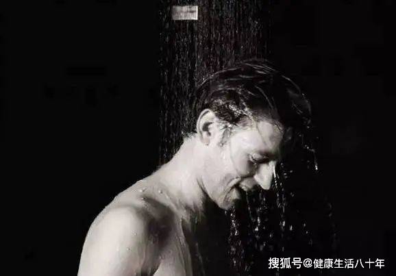 酒后立即洗冷水澡，非但不能醒酒，还会使肝脏来不及补充血液中消耗的葡