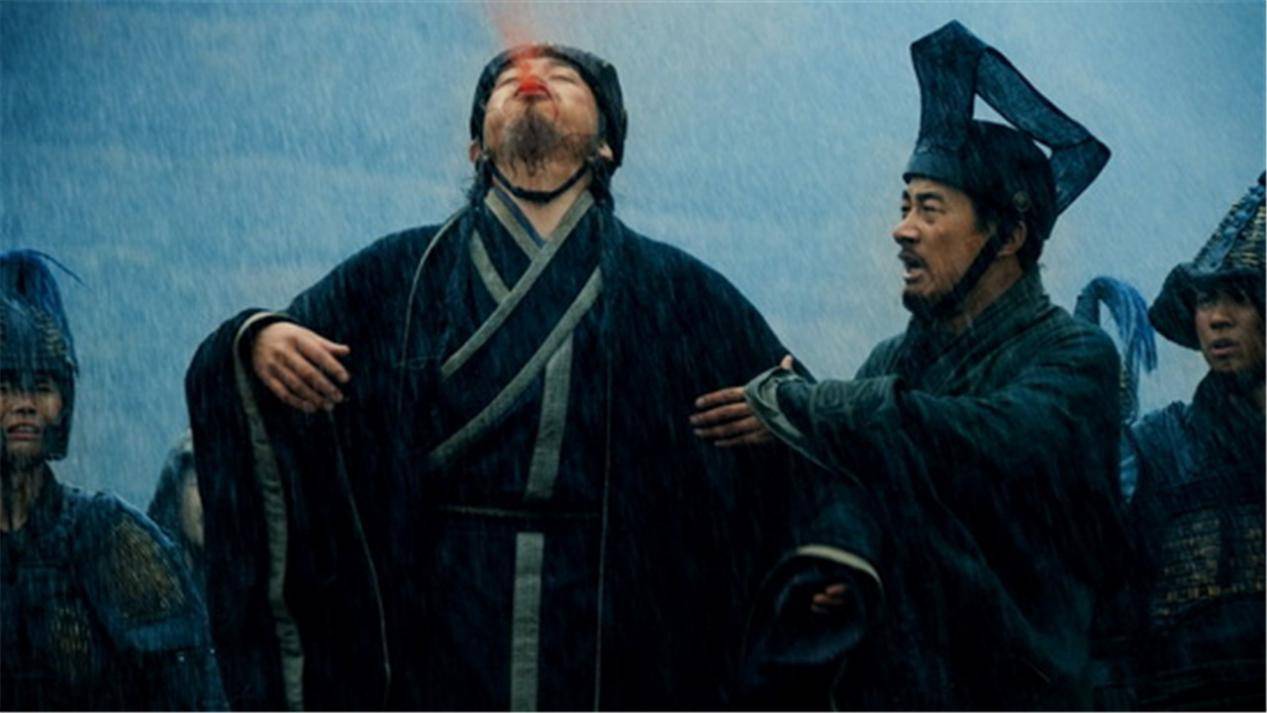 在演义中,诸葛亮是个多智近妖的人物,在刘备最落魄的时候来到他身边帮