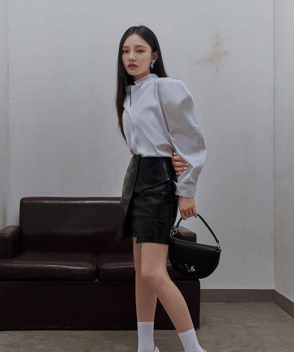 林允真是乱穿高手,高跟鞋搭毛袜,还是男款,自信样子尴尬症犯了