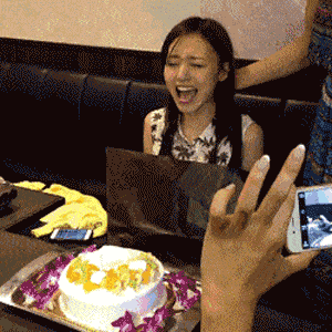 图片[1]-GIF搞笑段子：妹子，过生日的意义就是要被闺蜜坑的，蛋糕一般都是脸先吃。-妖次元