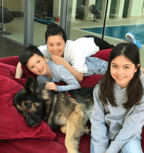 放弃中国国籍,辞职远嫁英国的央视女神,如今离婚带2孩不复当年_姜丰