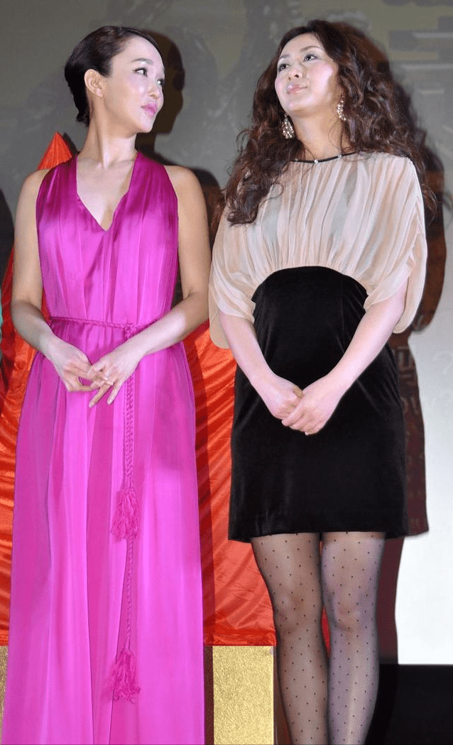 范文芳哪像奔五的人金色旗袍秀出好身材转身才知道绷得多紧