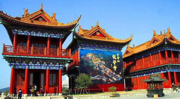 中国单体最大的皇家寺庙，供奉着两位大佛，一位菩萨一位是弥勒佛