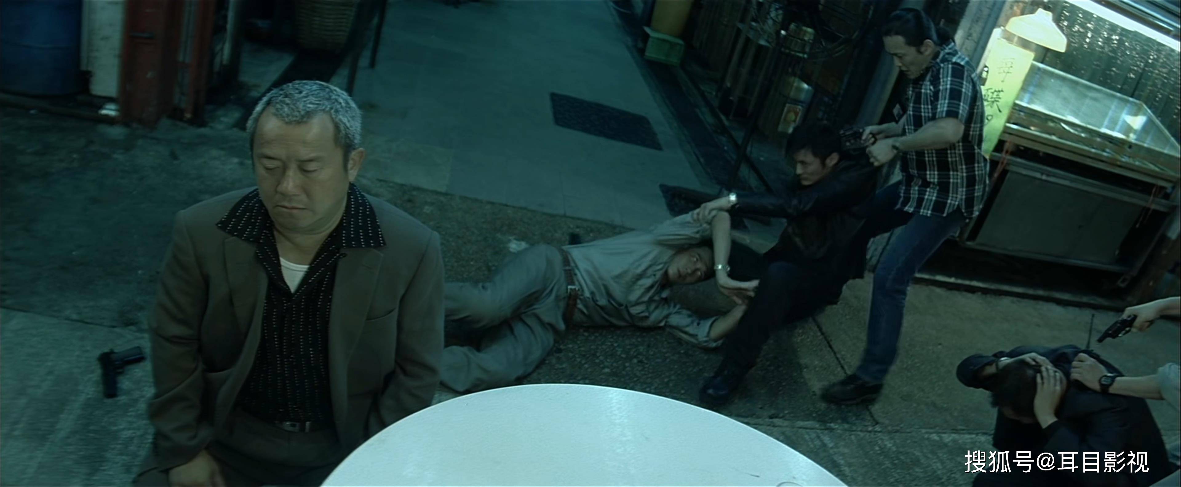 直到警察过来拉开陈永仁的时候,倪永孝的手都还是紧紧拉住陈永仁.