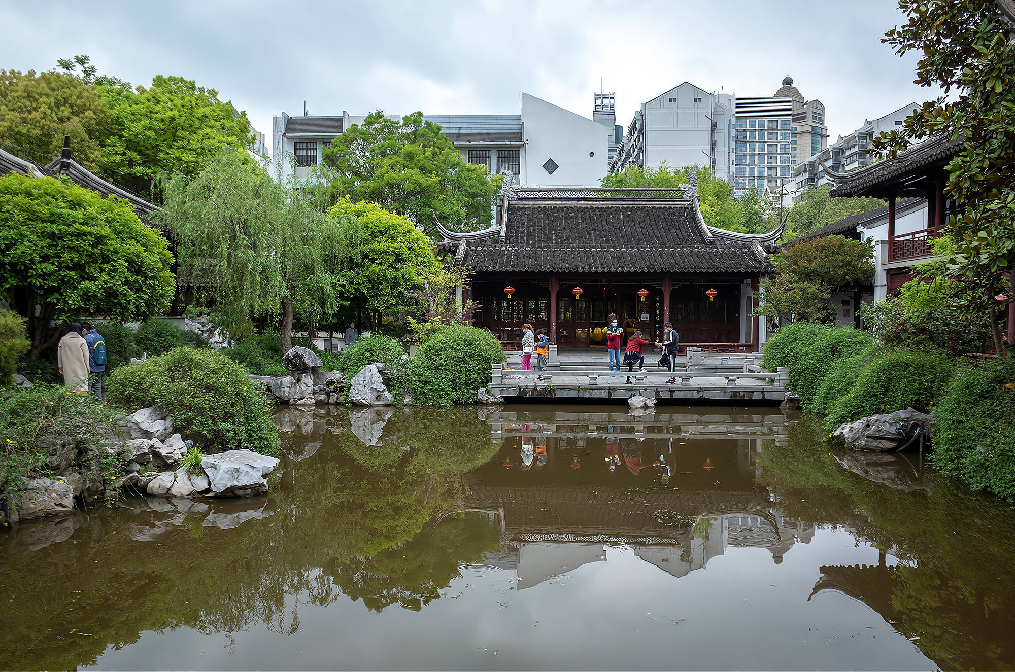 它被誉为“南京第一园”，身处喧嚣的闹市中，却非常的冷清