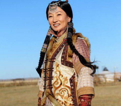 嫁给腾格尔后做全职太太,七年婚姻结束,如今57岁依旧单身