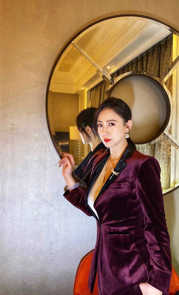 52岁翁虹状态极佳,穿一身紫红色丝绒西装套装,干练又优雅