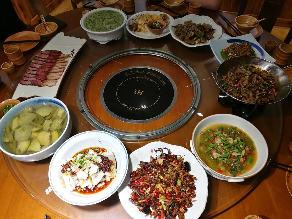 贵州“奇葩”丹寨县，鱼汤要做成酸的，昆虫可以当名菜
