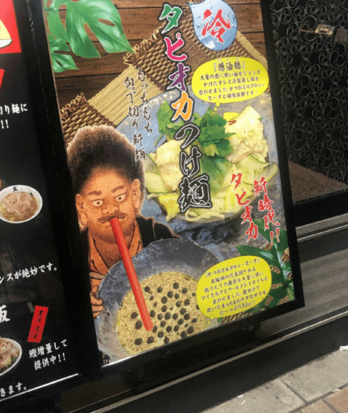 原创
开心一刻:晚上我们一家三口从超市回家,闺女拿着新买的钙片瓶子玩