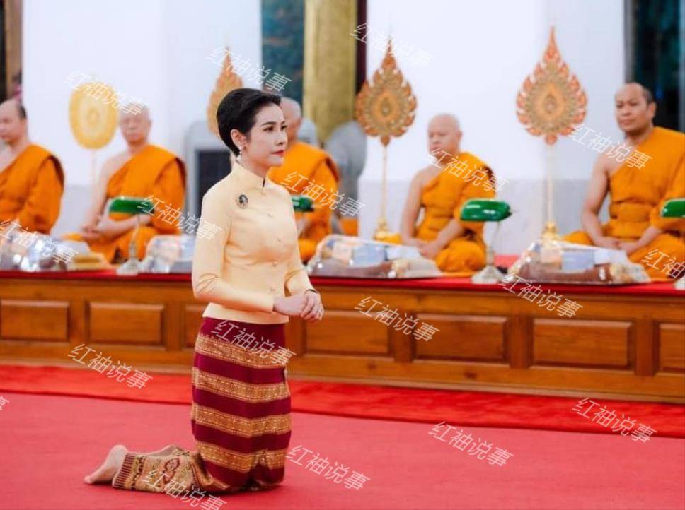 诗妮娜只是妾室正式场合必须跪拜苏提达蜷缩在大殿上惹人怜