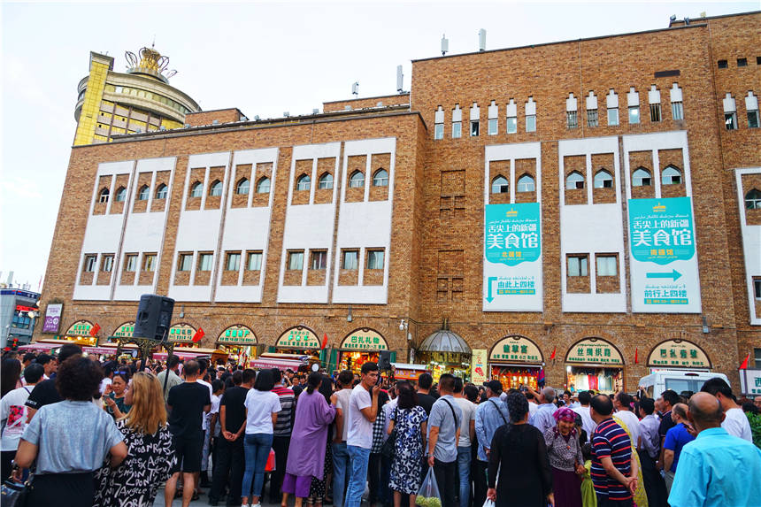 新疆广场舞也太好看了，乌鲁木齐国际大巴扎，重现古丝绸之路繁华