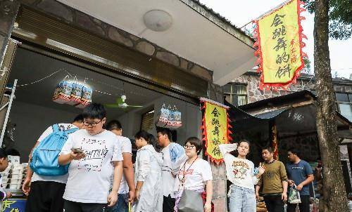 河南大山里，年轻夫妻纯手工制作“会跳舞的饼”，店铺围满人