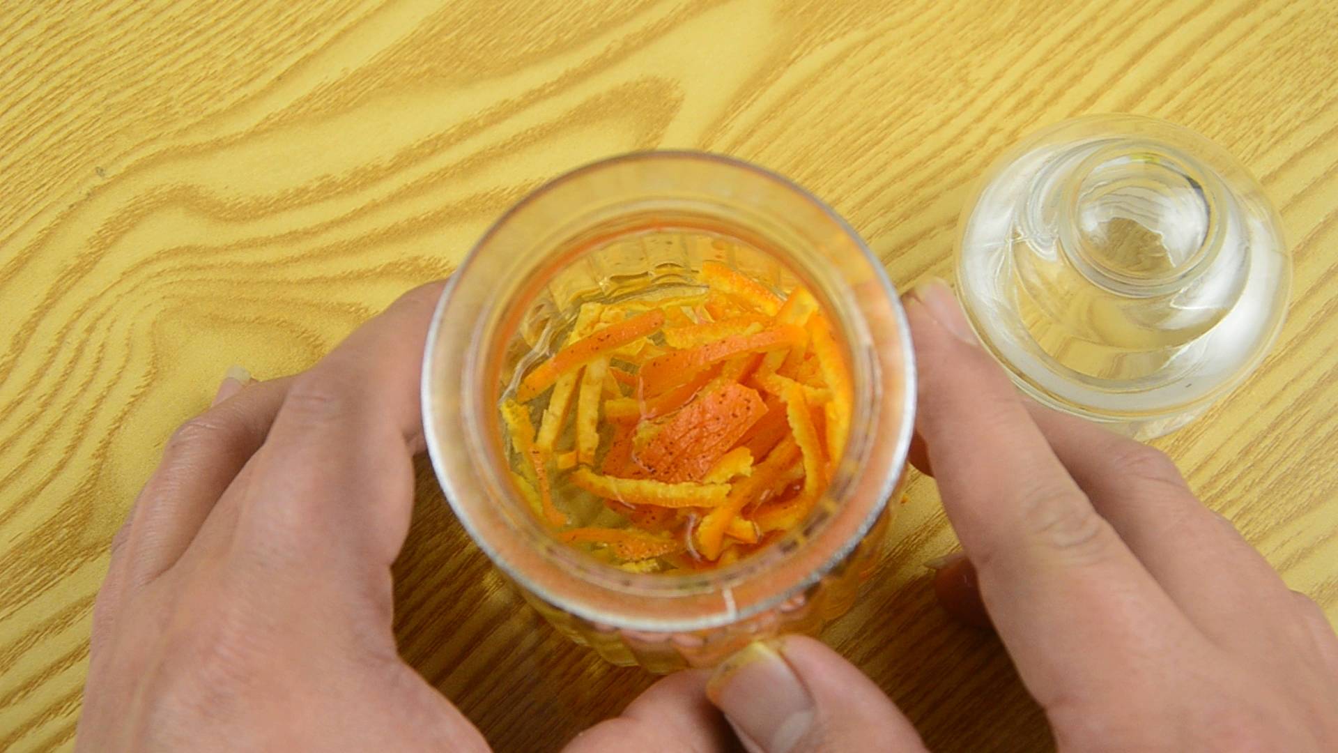 原创橘子皮不要丢教你自制橘子精油防晕车防蚊虫味道比香水好使