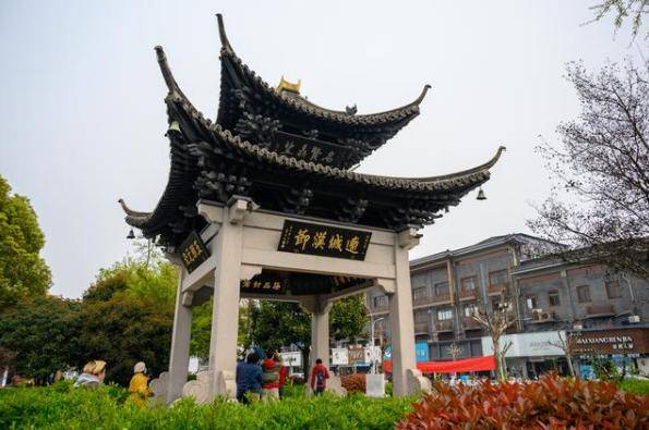 江苏兴化“最奇特”的建筑，牌楼上悬挂47块匾额，记载了75位名人