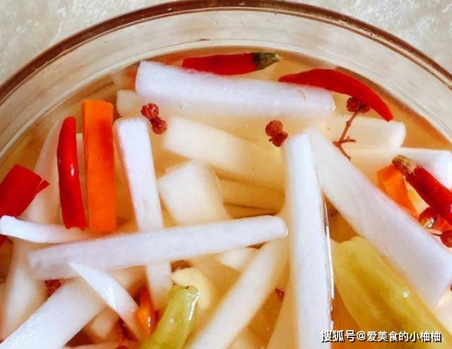 泡萝卜时 用盐腌制 还是用糖 大厨教你正确做法 萝卜酸甜脆爽 时候