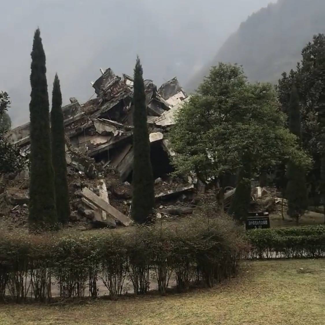游客参观汶川地震遗址多次说笑被导游当场怒怼，网友：该怼！