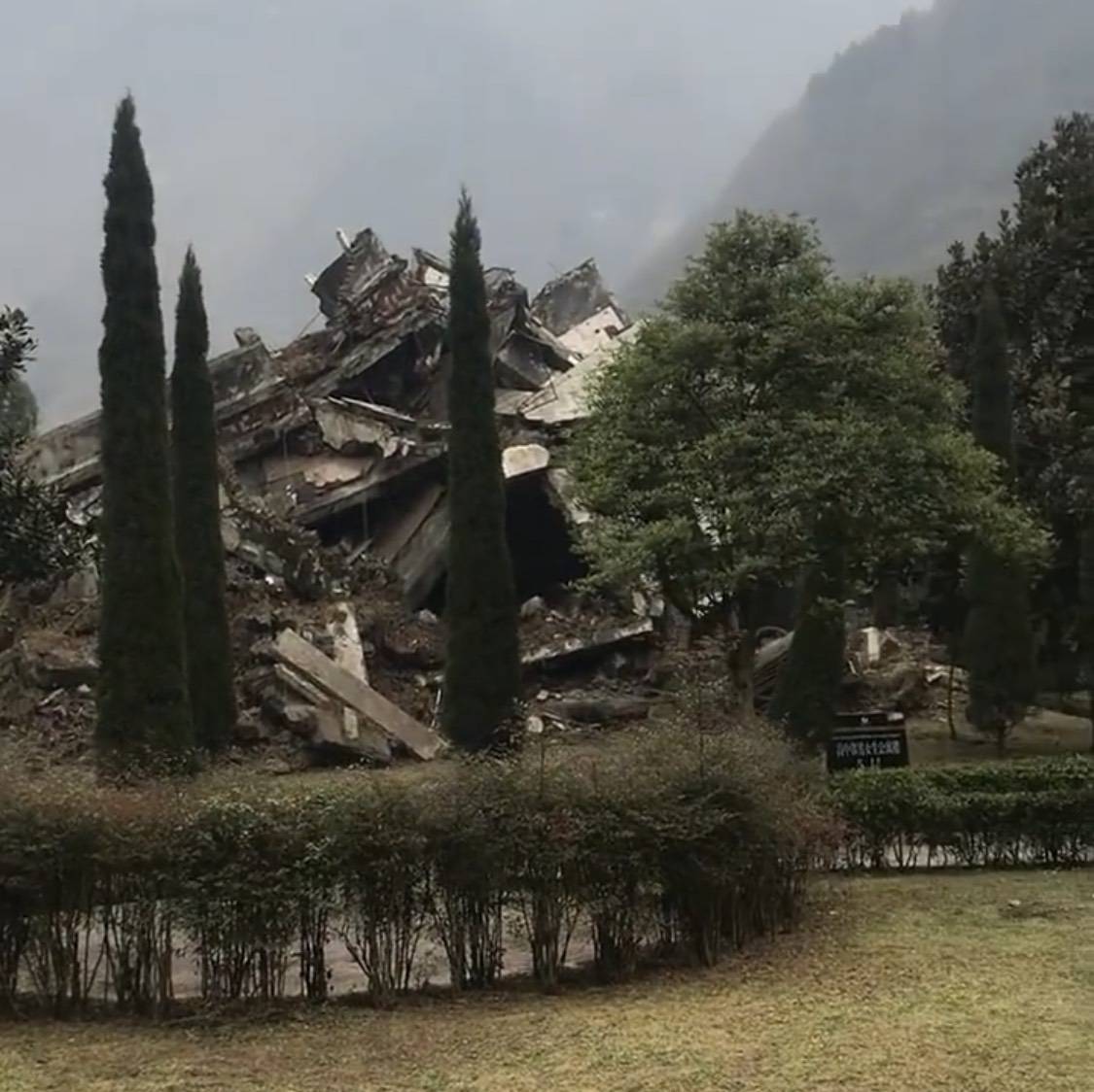 游客参观汶川地震遗址多次说笑被导游当场怒怼网友该怼