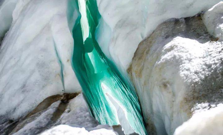 西藏隐藏着一座冰川，冰是蓝色的，唯美如画，一路景色美到爆！