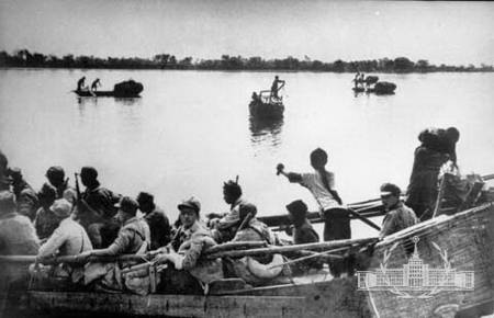 1949年4月22日,渡江战役中,19岁的女船工颜红英送解放军战士过大江.