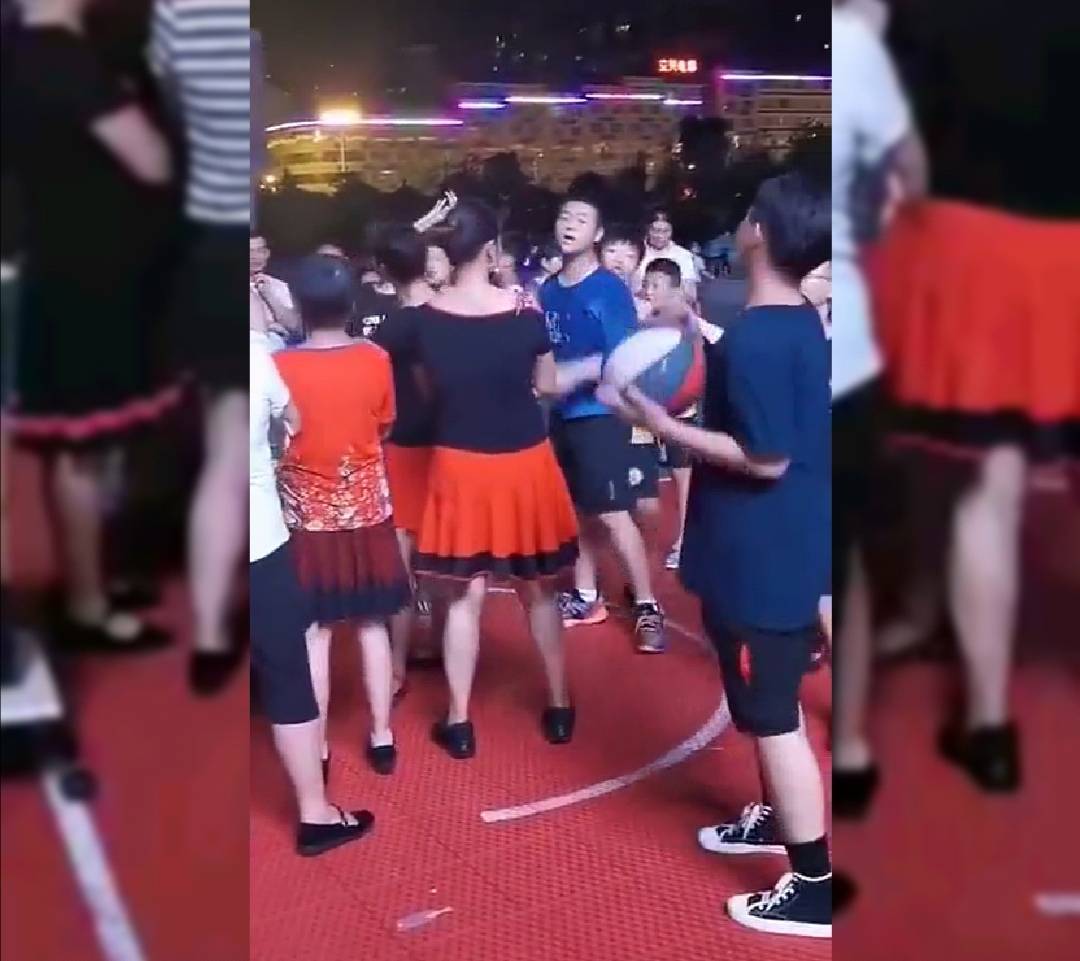 原创广场舞大妈和篮球少年争场地大妈们用人海战术站篮筐下阻止投篮