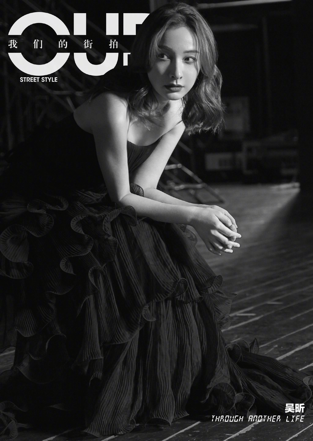 吴昕穿衣气质大变样,黑白礼裙演绎法式优雅,复古红唇面面俱到!_大片