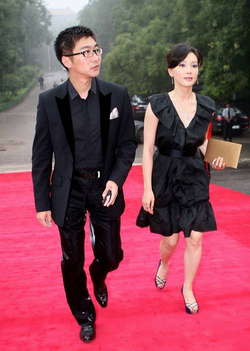 原创陈数与妈妈,两个姨同框,四个女人气质高雅,她不生育,是怎么回事