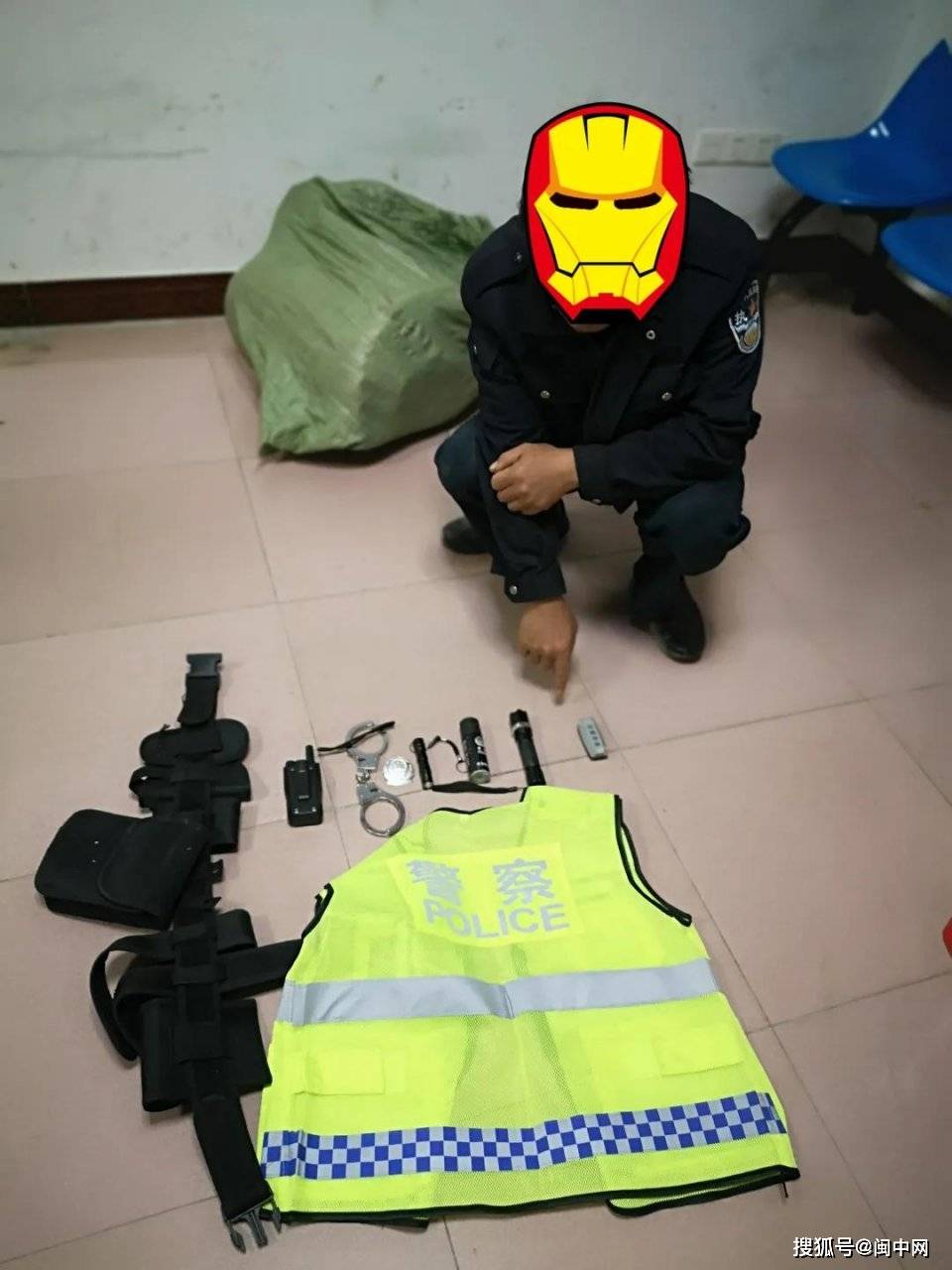 当场缴获手铐,反光背心,肩灯等作案工具,林某对自己冒充警察招摇撞骗