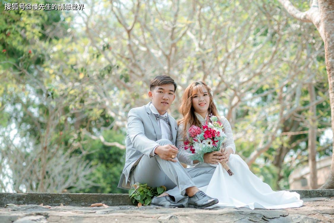 梦境中的双重喜悦，解析梦见与男友结婚及另一对伴侣共结连理的红喜之兆