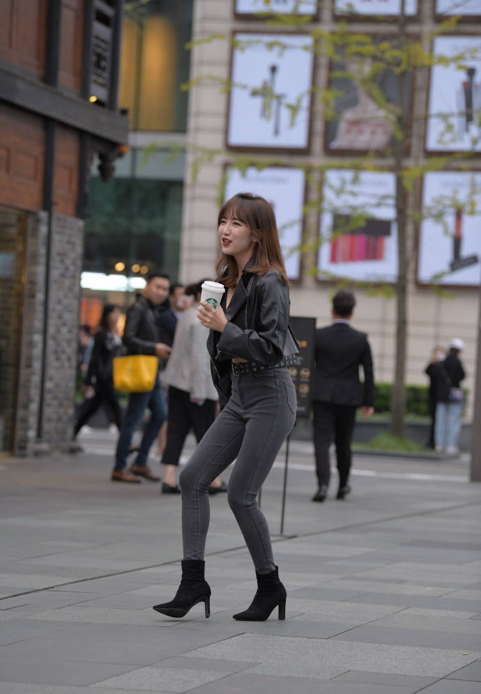 时尚女生的小皮衣,搭配简易修身裤,轻松秀出"好身材"!