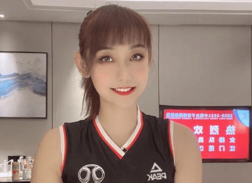 王佳筝是北京女排队员,是一位身高190cm的主攻手,1999年出生的王佳筝