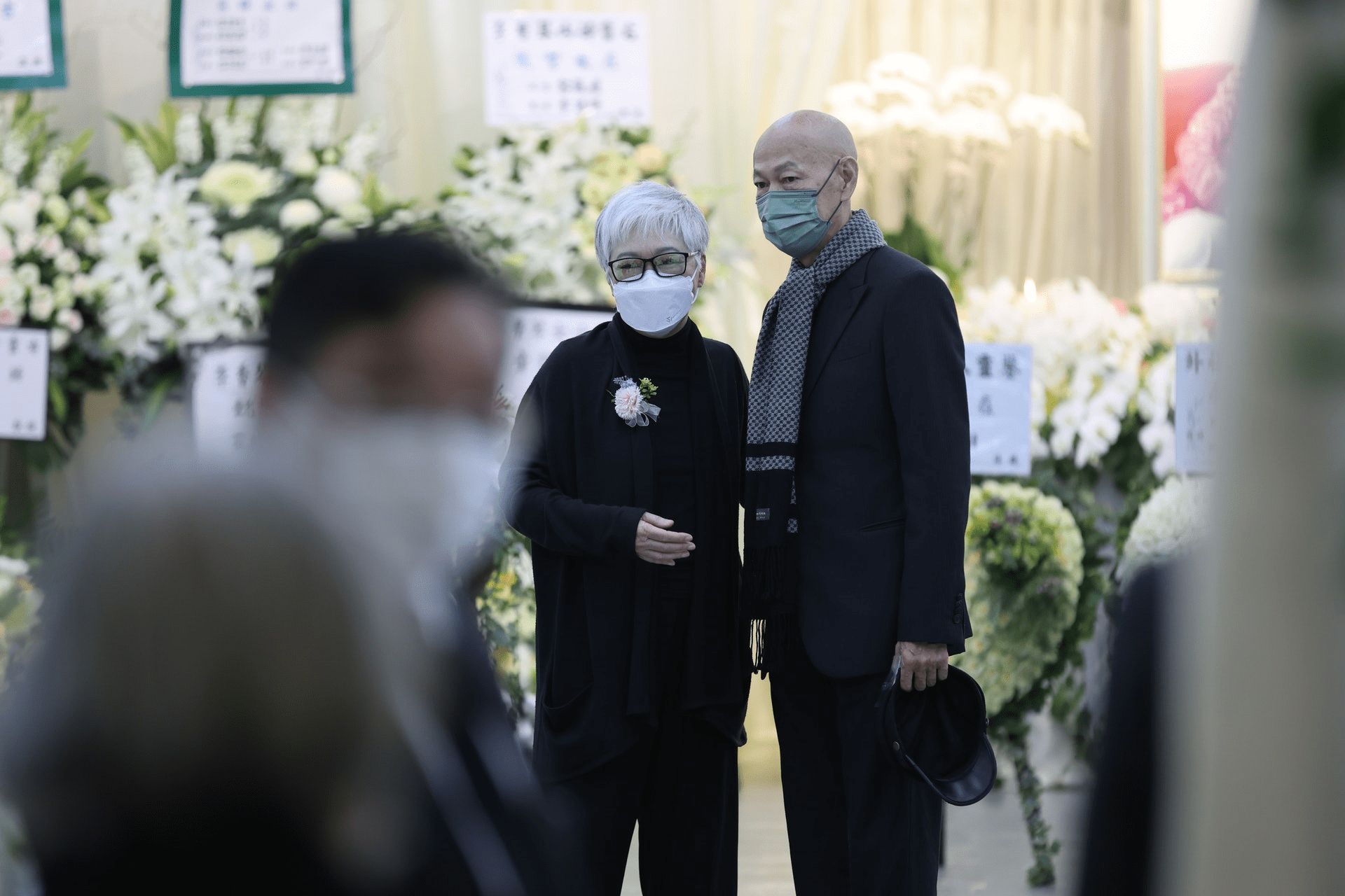 李香琴出殡,苗侨伟和罗家英黄百鸣扶灵伤感道别:来送妈妈最后一程