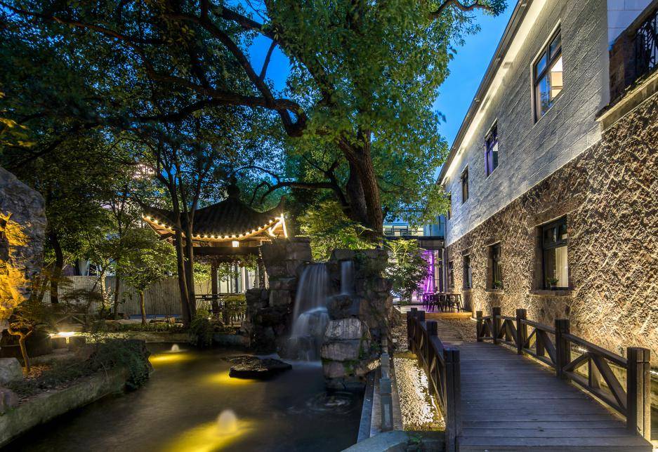 ——柏庐，曾到访过的众多历史名人也为这里增添了浓厚的历史文化底蕴。而殿影酒店则以电影的方式赋予柏庐现