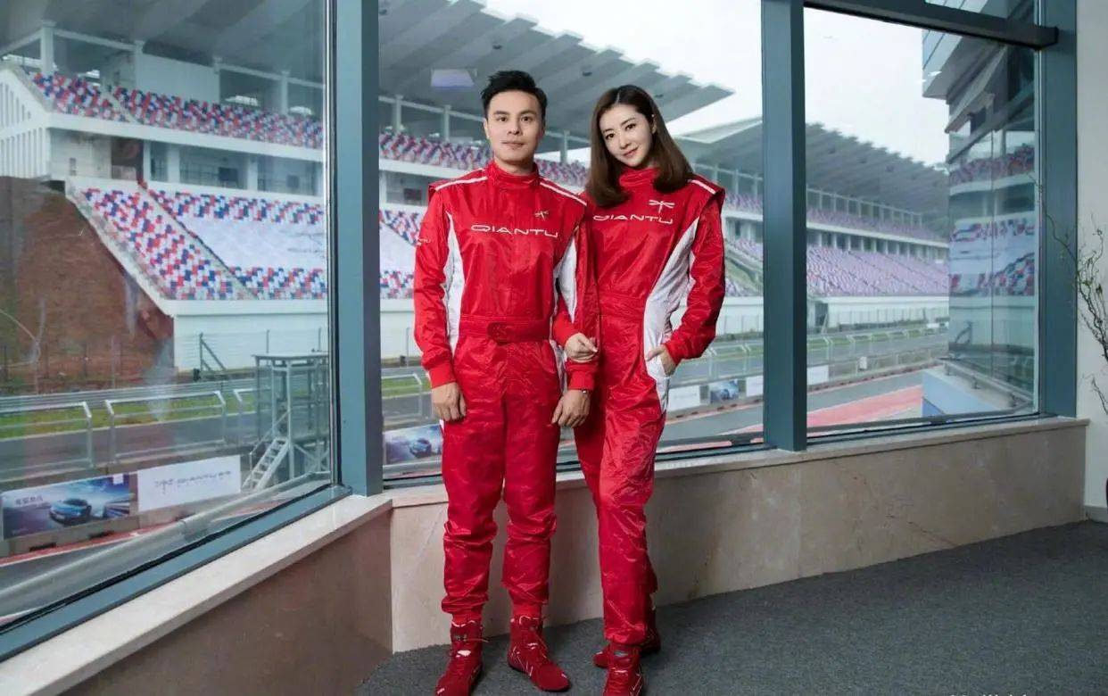 原创67巾帼不让须眉熊黛林穿红色赛车服又美又飒比身旁老公还霸气