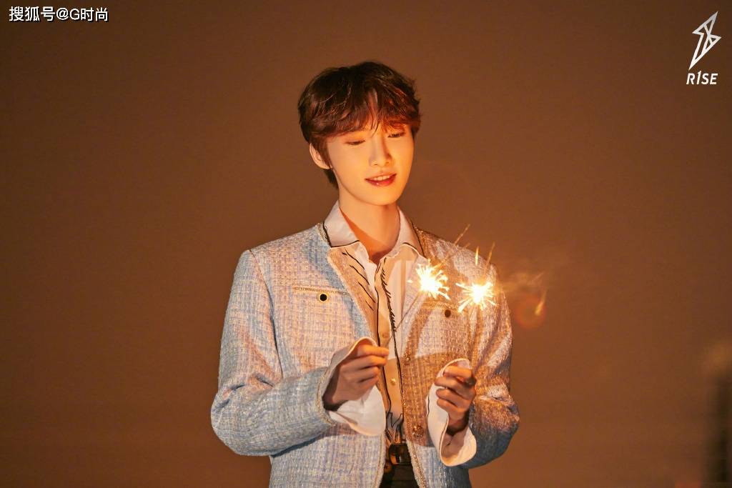 赵磊一组星光烟花写真释出,身着浅色外套手持烟花