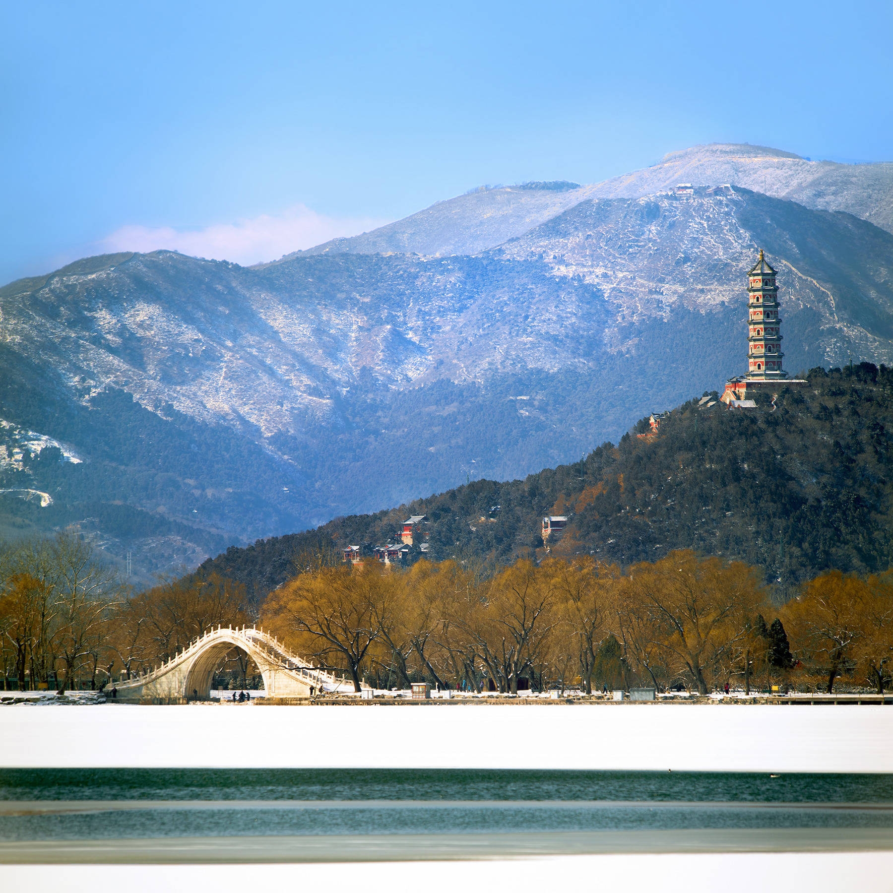 西山晴雪出门散步,见到一位老者,拄着拐杖,背靠长椅休憩,看西山日落