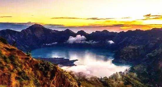黑龙江最大的高山堰塞湖，被誉为北方西湖，还是重点风景名胜地区
