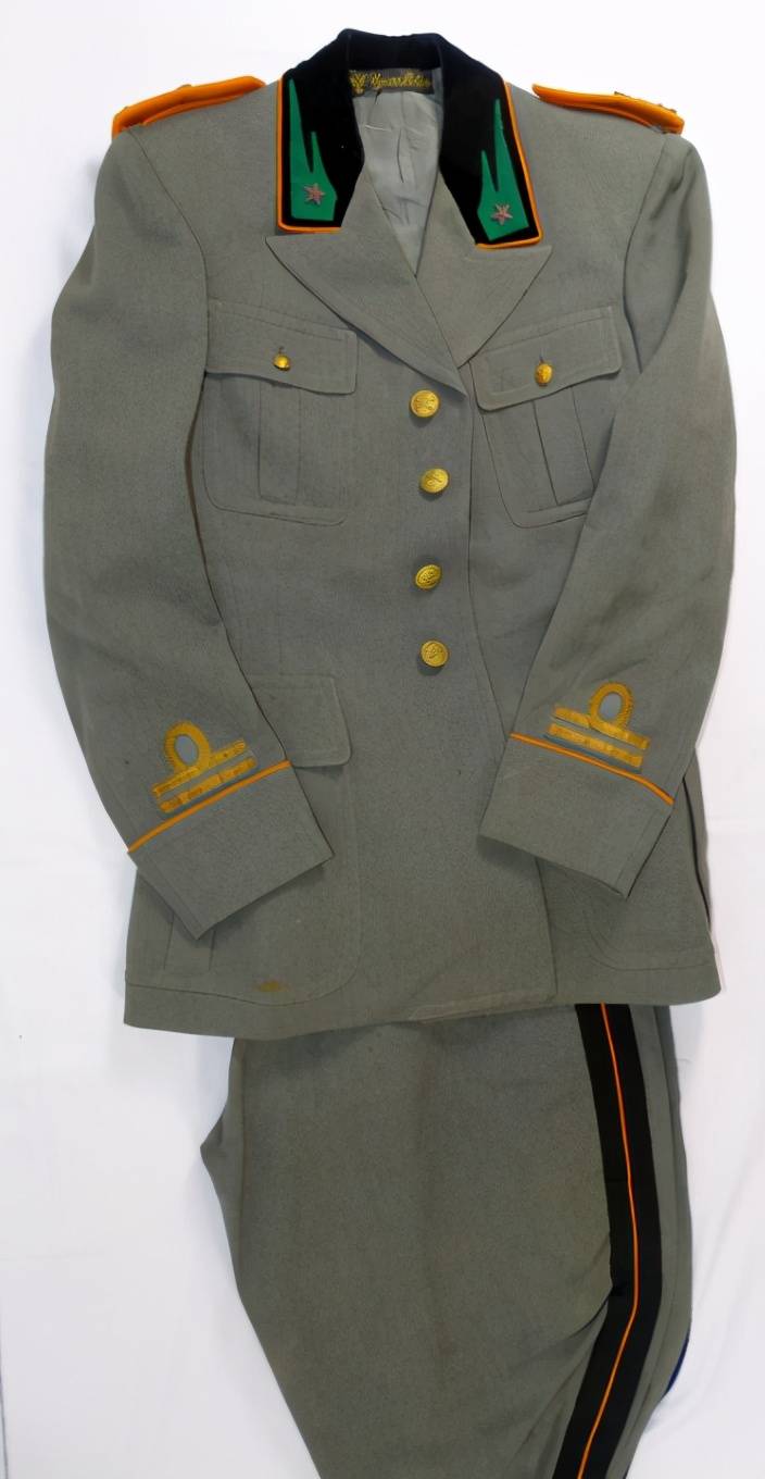 二战意大利皇家陆军被嘲笑兵种标志设计却很独特领章不是军衔