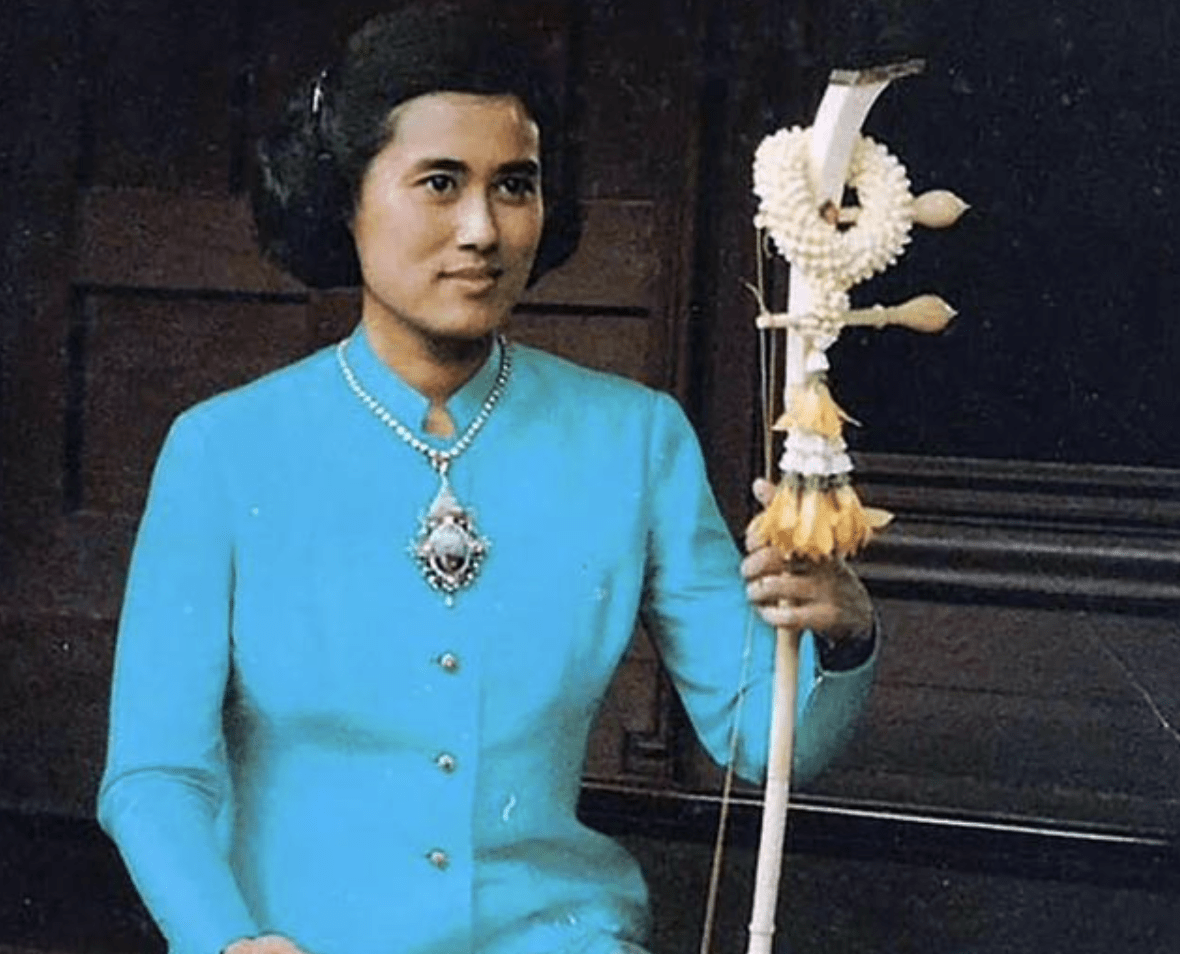 泰国最朴实公主诗琳通酷爱中华文化,穿红色唐装,一手二胡惹人爱