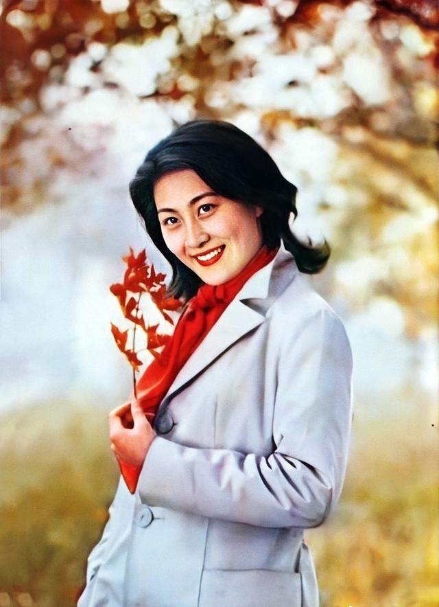 她形象气质都非常出众,站人堆里也极其醒目,拥有"冰美人"的称号.