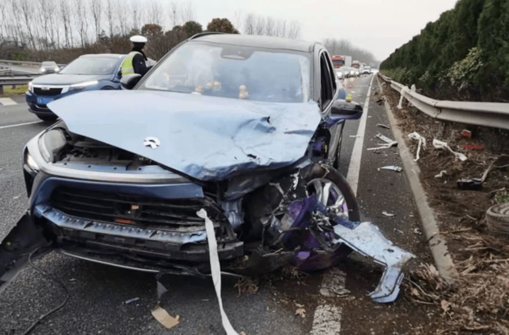 蔚来es8被曝自动刹车失效高速追尾五菱宏光被撞飞30米远