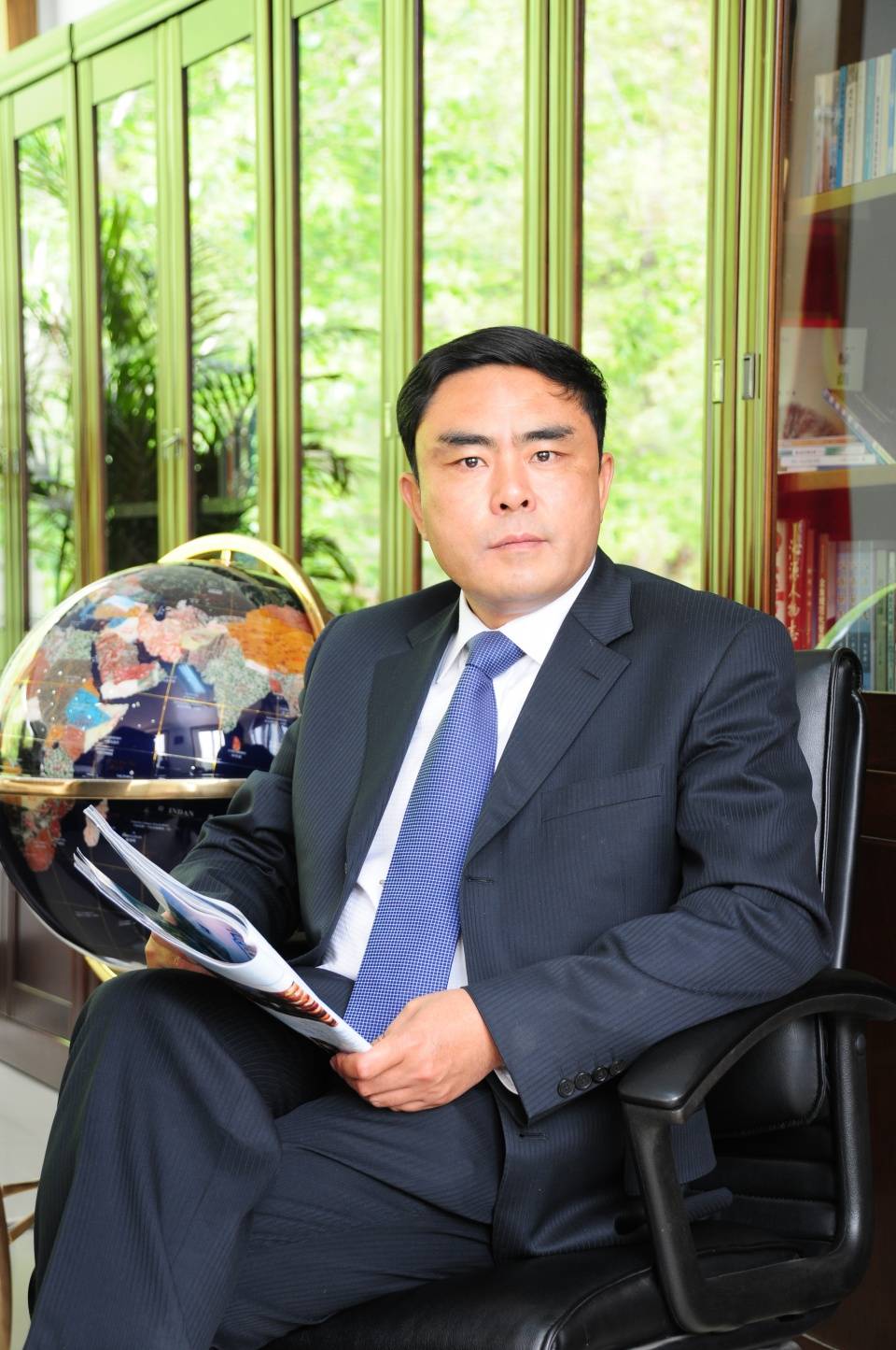 用爱心汇成暖流,用奉献回报社会.