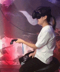 图片[1]-GIF搞笑段子：妹子，你VR玩的是骑马游戏么，看你表情好像很害怕！-妖次元