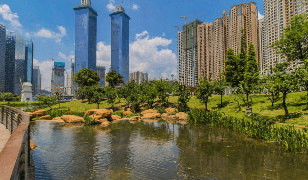 贵阳花果园白宫夜景让人称赞，值得打卡留念~