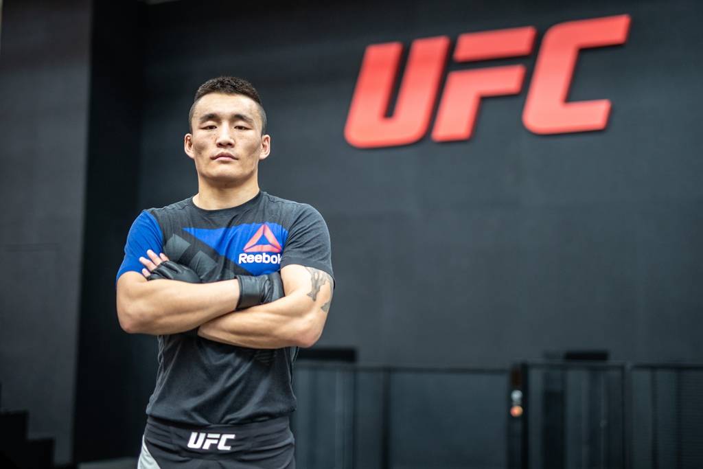 ufc再签中国精英 傲日其楞梁娜备战八角笼首战