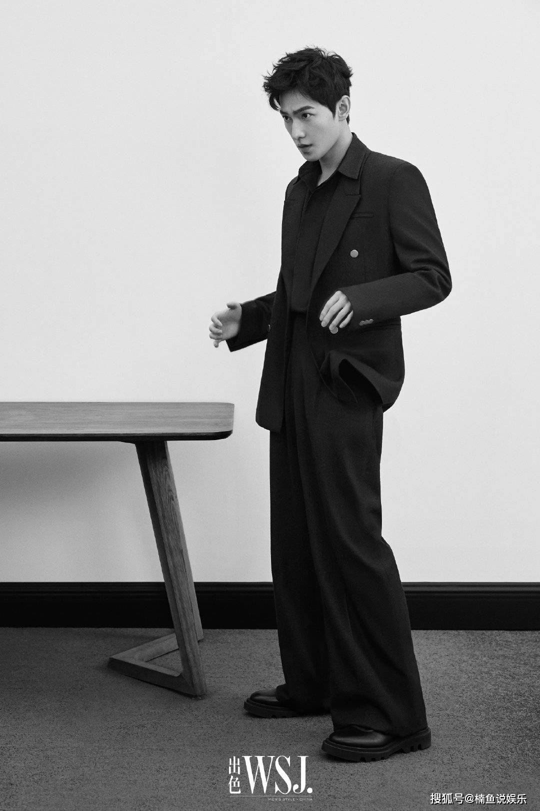 此次写真的风格以黑色为主,只见杨洋一身黑色造型,就连皮鞋也是黑色