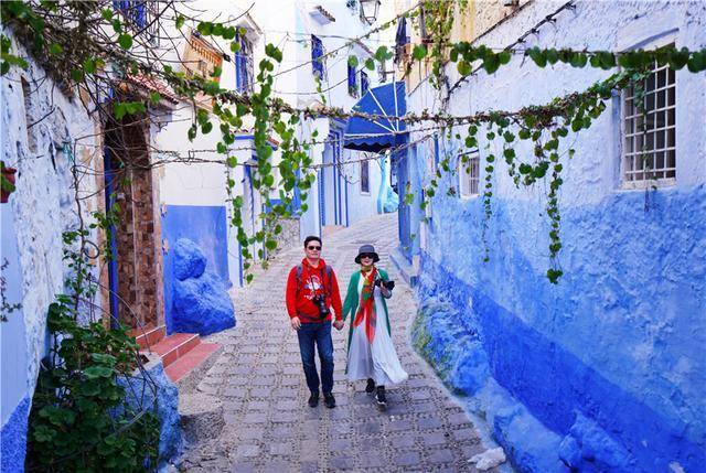 摩洛哥最梦幻小镇，建筑物都是蓝白两色，藏在山谷中如童话世界