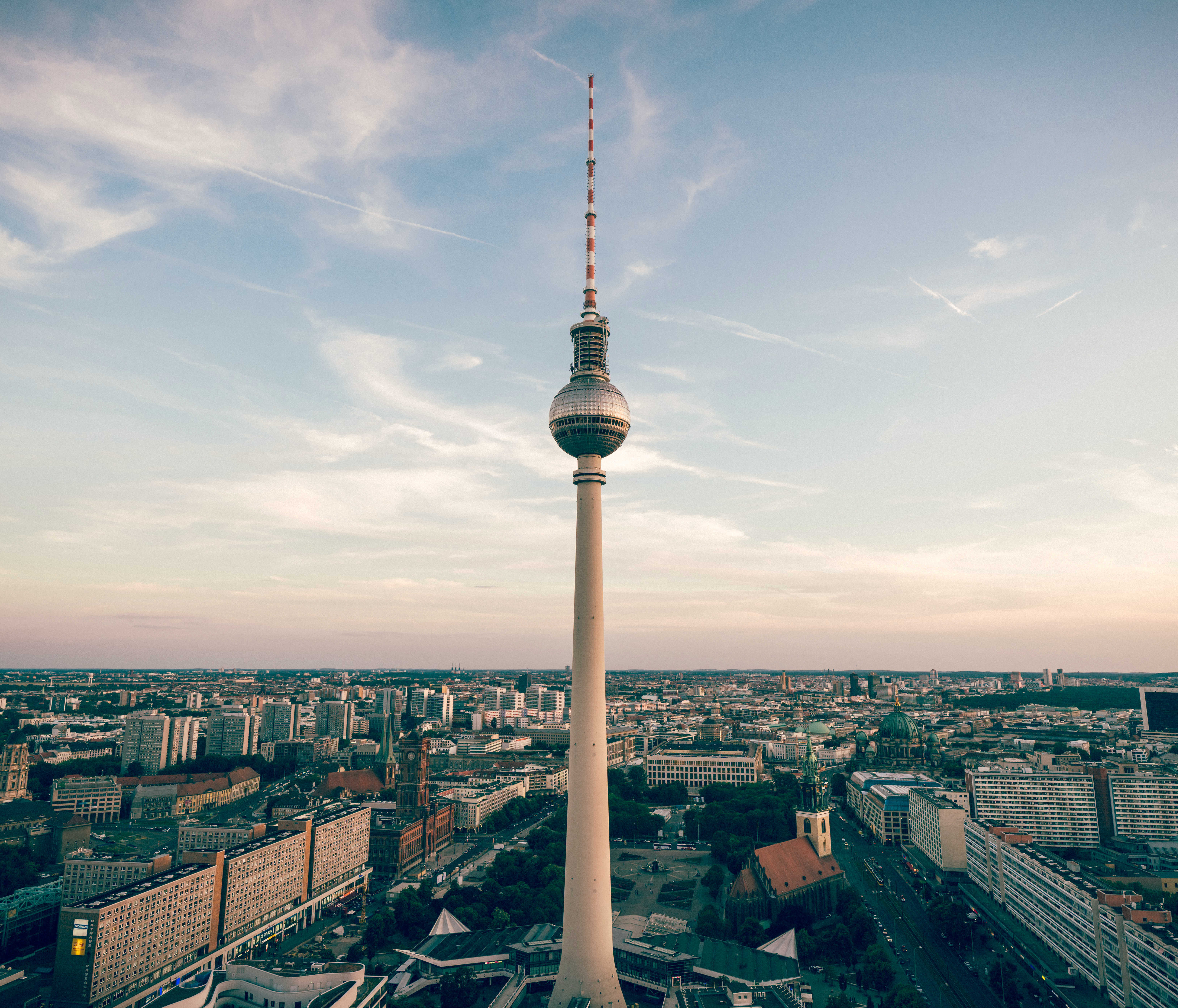 1,柏林电视塔(368米)今天我们来欣赏一下德国的电视塔